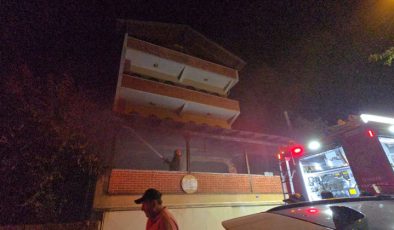 Altıntaş’ta üç katlı binada yangın