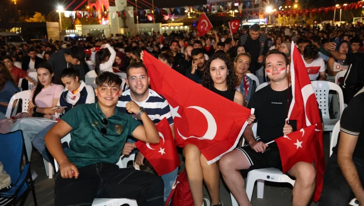 Kocaeli Kent Meydanı’nda yer gök kırmızı-beyaz