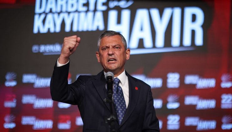 Özgür Özel yeniden CHP Genel Başkanı seçildi