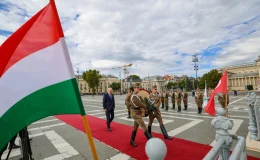 Numan Kurtulmuş’tan Meçhul Asker Anıtı’na çelenk
