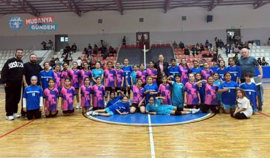 Minik hentbolcular salonda Cumhuriyet’e estiler