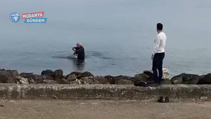 Güzelyalı’da oltaya takılan martıyı vatandaş kurtardı
