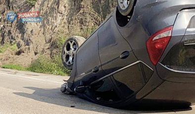 Mudanya’da otomobil kayalara çarpıp ters döndü