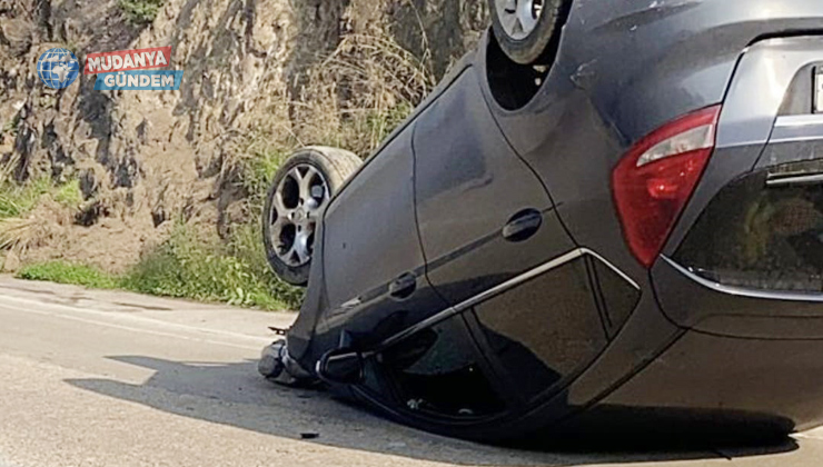 Mudanya’da otomobil kayalara çarpıp ters döndü