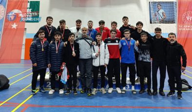 Mudanya Anadolu İmam Hatip Lisesi güreşte Bursa Şampiyonu oldu