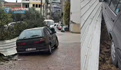 Güzelyalı’da yol çöktü, park halindeki araç askıda kaldı!