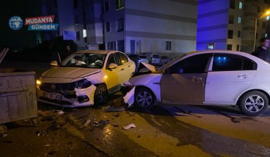 Mudanya’da iki otomobil kafa kafaya çarpıştı: 2 yaralı