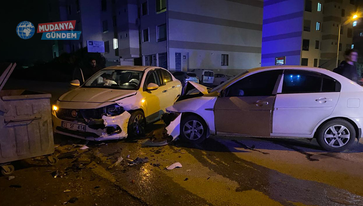 Mudanya’da iki otomobil kafa kafaya çarpıştı: 2 yaralı