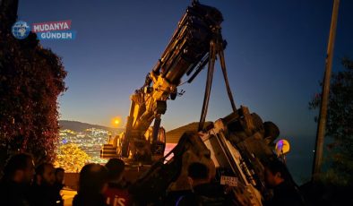 Mudanya’da vinç kazası kepçe yan yattı!