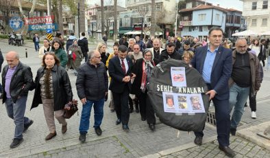 ‘Şehit Anaları’ndan Mudanya’da denize siyah çelenk!