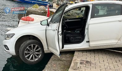 Tirilye’de otomobil denize düşmekten son anda kurtarıldı!