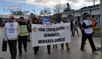 Emekliler, maaşlarına yapılan zammı protesto için 8 gün sahadaydı