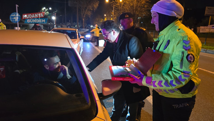 Kaymakam Terzi görev başındaki personeli yılın ilk saatlerinde yalnız bırakmadı