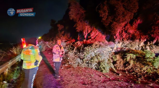 Mudanya-Altıntaş sahil yolunda heyelan! Yol ulaşıma kapandı