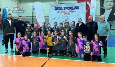 Halitpaşa Ortaokulu Küçük Kızlar hentbolde Bursa birincisi oldu