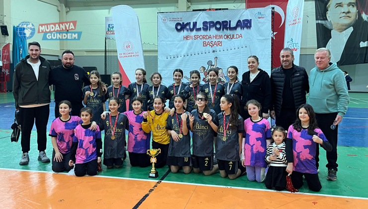 Halitpaşa Ortaokulu Küçük Kızlar hentbolde Bursa birincisi oldu