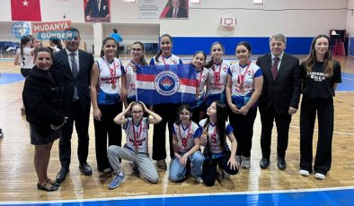 Mudanya’da yıldız ve küçük kızlar sahada ter döktü