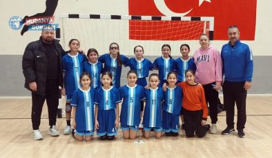 Mudanya Halitpaşa Ortaokulu kızları hentbolde başarıya doymuyor