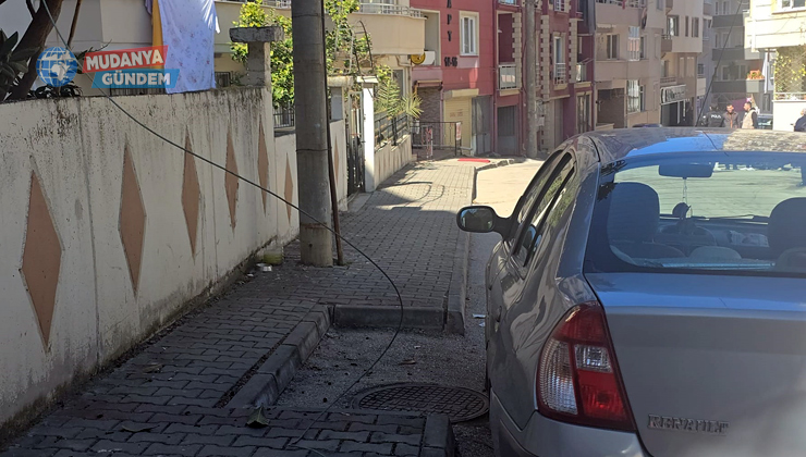 4 ayrı direkten kopan teller park halindeki araçların üzerine düştü