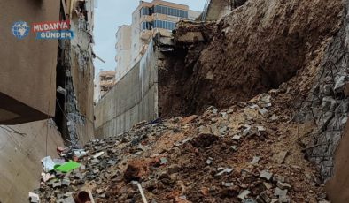 Mudanya’da istinat duvarı çöktü: 2 araç hasar gördü!