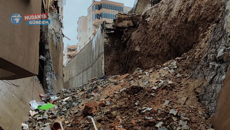Mudanya’da istinat duvarı çöktü: 2 araç hasar gördü!