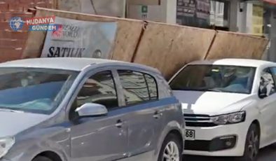 İpar Caddesi’ndeki inşaat bariyeri araçların üzerine devrildi!