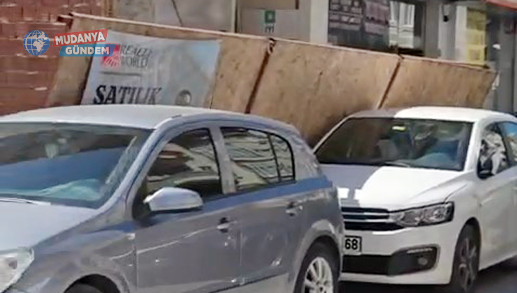 İpar Caddesi’ndeki inşaat bariyeri araçların üzerine devrildi!
