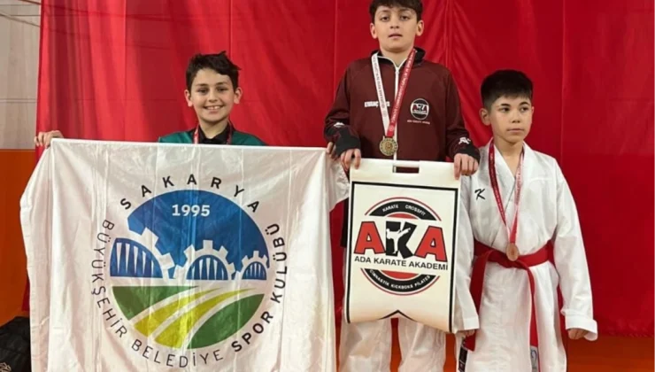 Sakaryalı sporcular kürsüden inmedi!