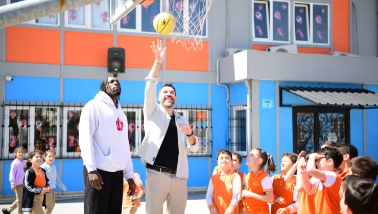 Şampiyon dev adamlar Çayırovalı ilkokul öğrencileriyle buluştu