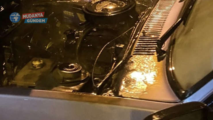 Mudanya yolunda seyir halindeki araç alev aldı
