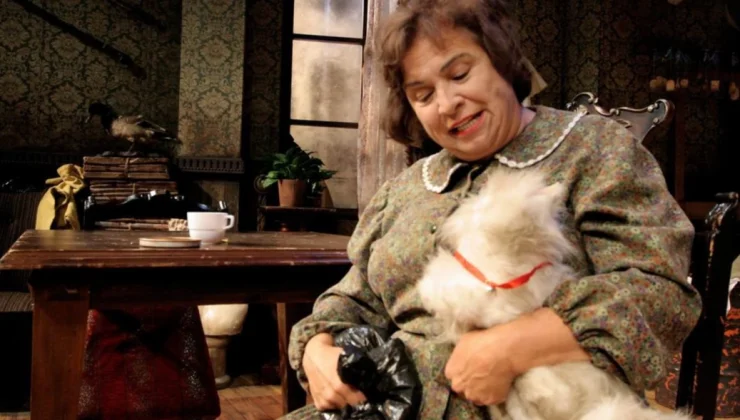 Türk tiyatrosunun usta ismi Feyha Çelenk vefat etti