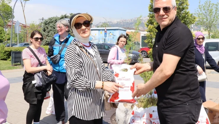 İzmit’ten sağlıklı yaşam yürüyüşünde annelere anlamlı jest