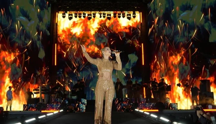 Derya Uluğ’dan Bursa’da keyif dolu konser