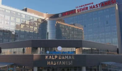 Türkiye’nin ilk yerli kalp-akciğer makinesiyle ilk ameliyat başarıyla gerçekleştirildi