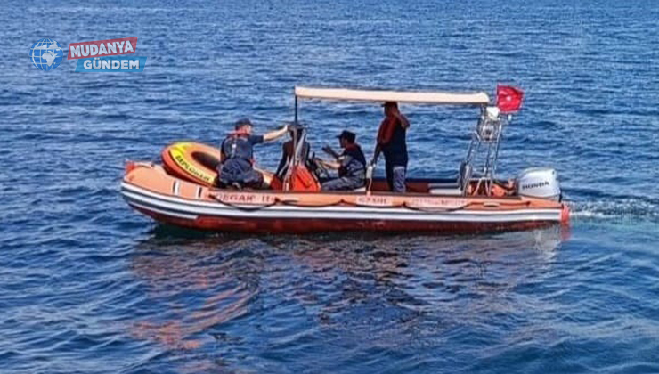 Kontrolden çıkan bottaki genç Sahil Güvenlik tarafından kurtarıldı