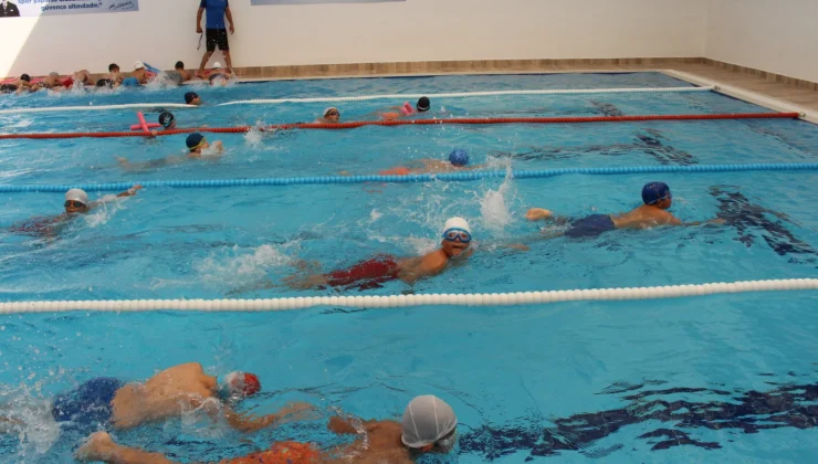 Antalya’da vatandaşlar eğitmenler eşliğinde yüzme öğreniyor