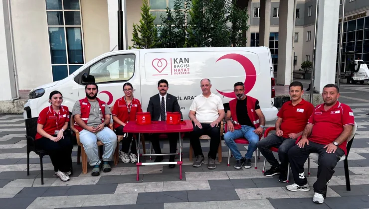 Hopa Kaymakamı Karakaya’dan kan bağışı aracına ziyaret
