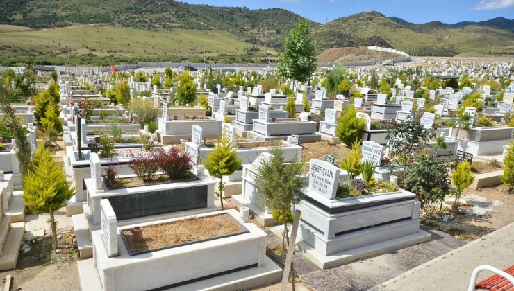 İzmir’de mezarlıklarda yeni dönem… Mezar yapımına standart geliyor