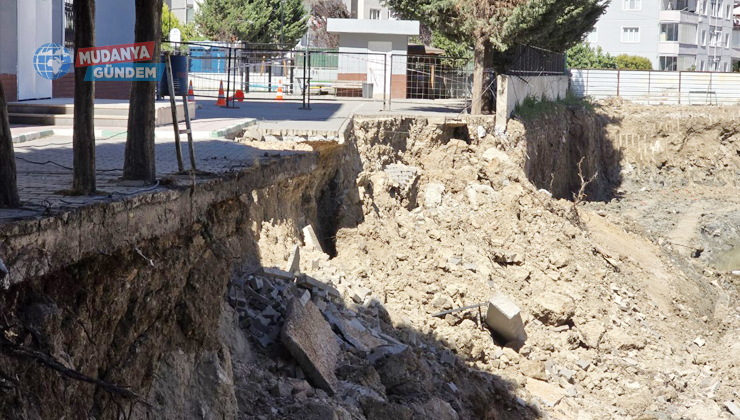 Mudanya Mütareke İlkokulu’nun istinat duvarı çöktü