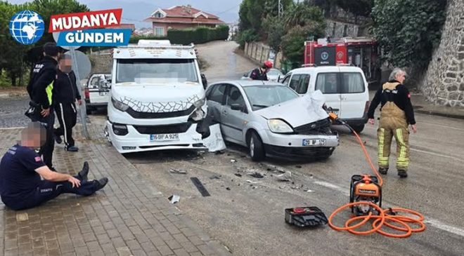 Mudanya’da yağış nedeniyle art arda kazalar yaşandı
