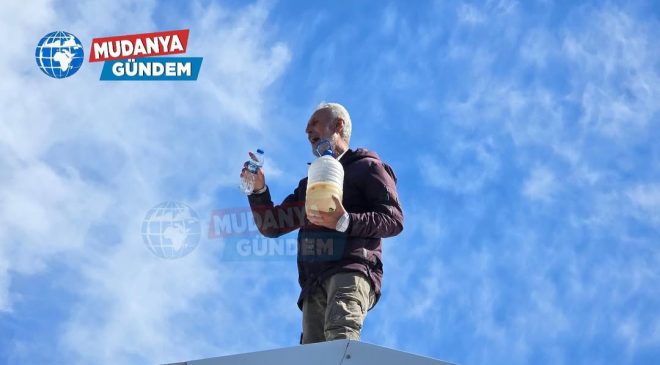 Yıkım kararına tepki gösterdi… Elinde benzin bidonuyla çatıya çıktı!