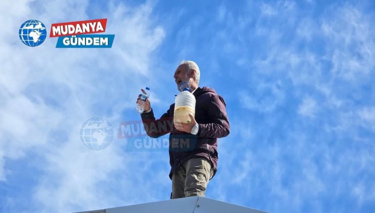 Yıkım kararına tepki gösterdi… Elinde benzin bidonuyla çatıya çıktı!