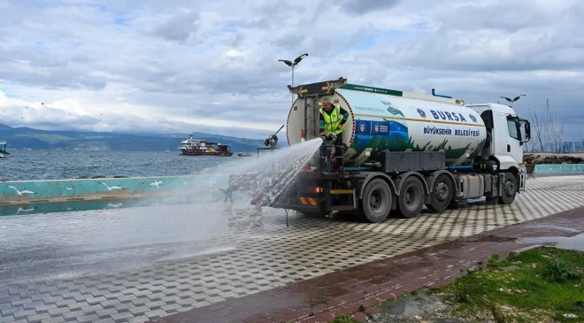 Bursa Büyükşehir Tirilye’de selin izlerini siliyor