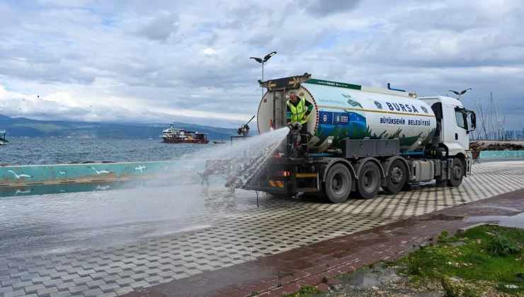 Bursa Büyükşehir Tirilye’de selin izlerini siliyor