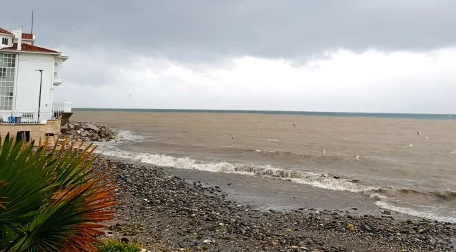 Sel suları çamuru denize taşıdı!