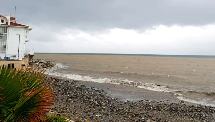 Sel suları çamuru denize taşıdı!