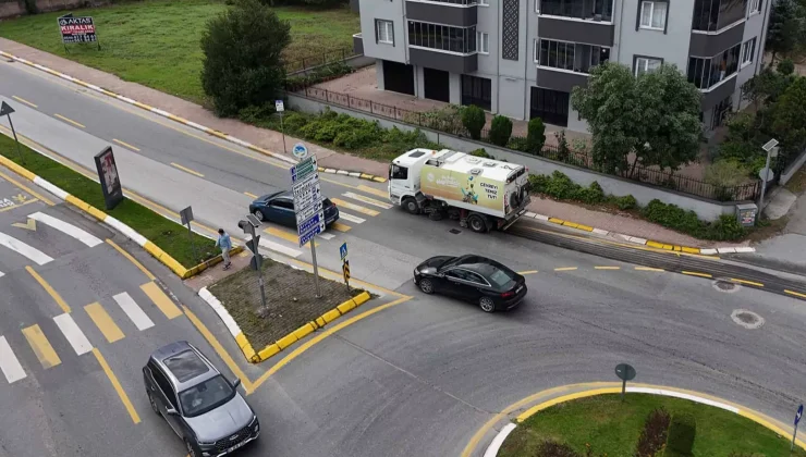 Sakarya yağışın bıraktığı çamur ve tozları temizliyor